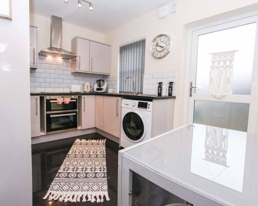 No25-Luxe Living Guest House- 2 Bed-Wifi-Free Parking-City- Beach Swansea Extérieur photo